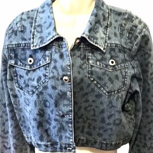 Zoey & Beth size 2X  blue leopard print Jean jacket with front snap
pockets